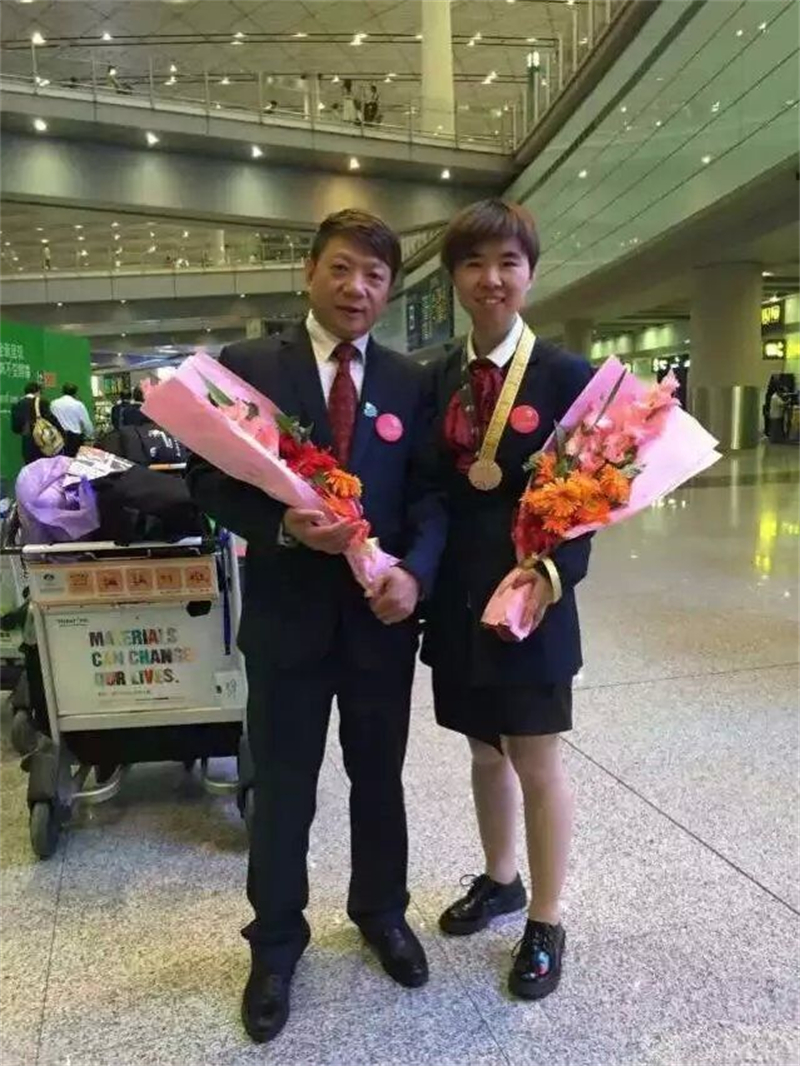 美发项目冠军聂凤和美发项目专家组张吉正龙回国收到热烈欢迎—北京首都机场.jpg