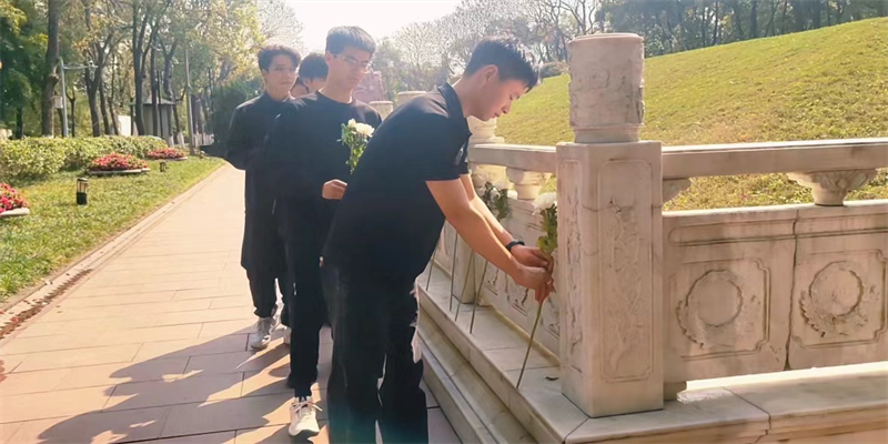 03向革命烈士敬献鲜花.png