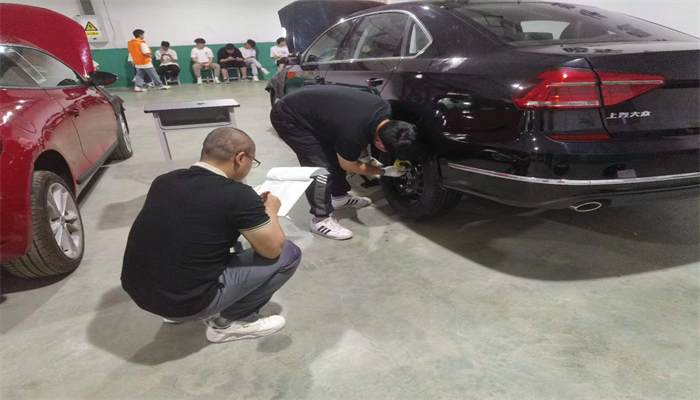 图片2-汽车学院汽车备胎更换竞赛.png